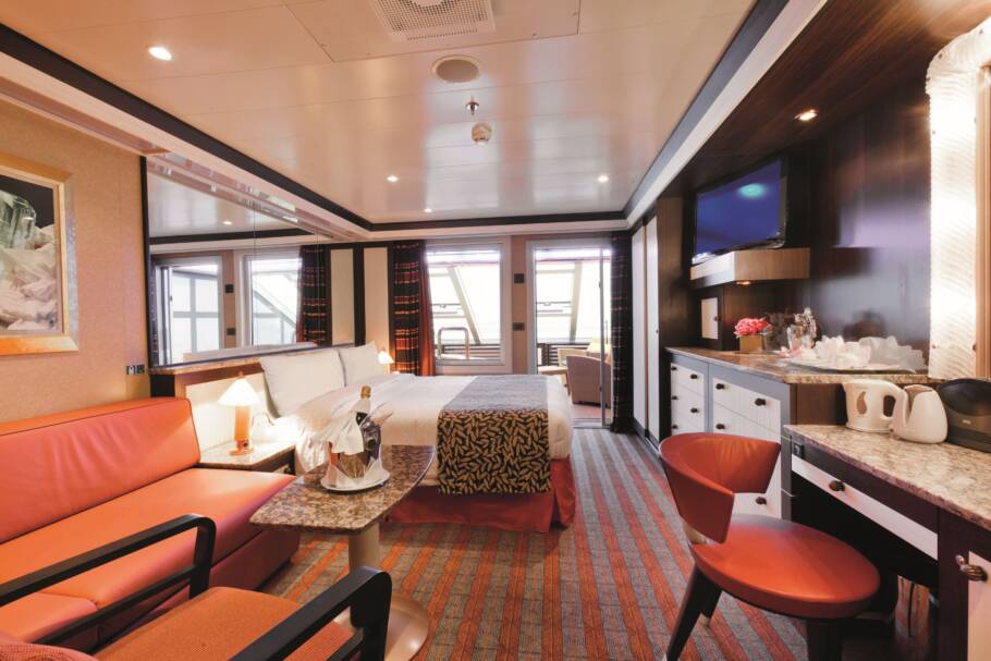 Interior de uma das cabines com varada do navio Costa Favolosa