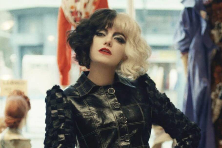 O cabelo bicolor da Cruella traz autenticidade ao look (Imagem: Reprodução digital | Walt Disney Pictures, Disney+ e Walt Disney Company)