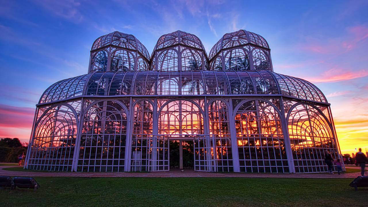 Conhecida como a Capital das Araucárias, Curitiba se destaca no cenário nacional pela qualidade de vida – Créditos: (depositphotos.com / paulobaqueta)