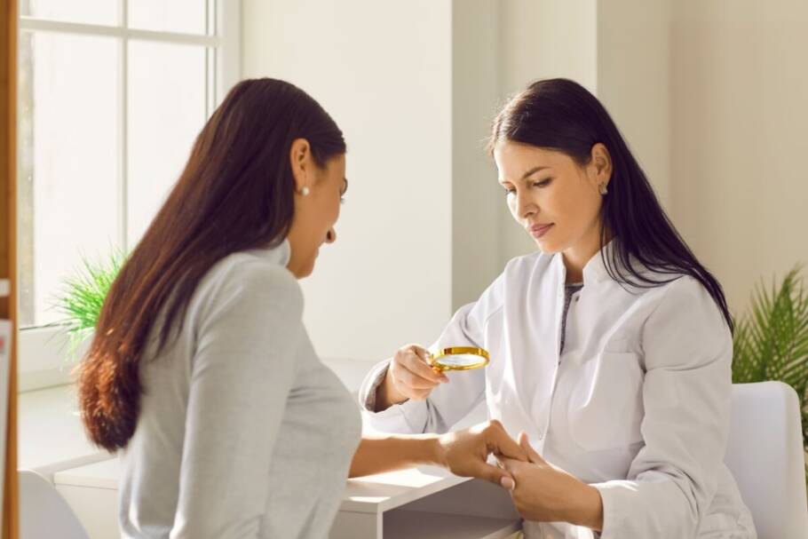 A água contaminada da chuva pode causar problemas de pele (Imagem: Studio Romantic | Shutterstock)