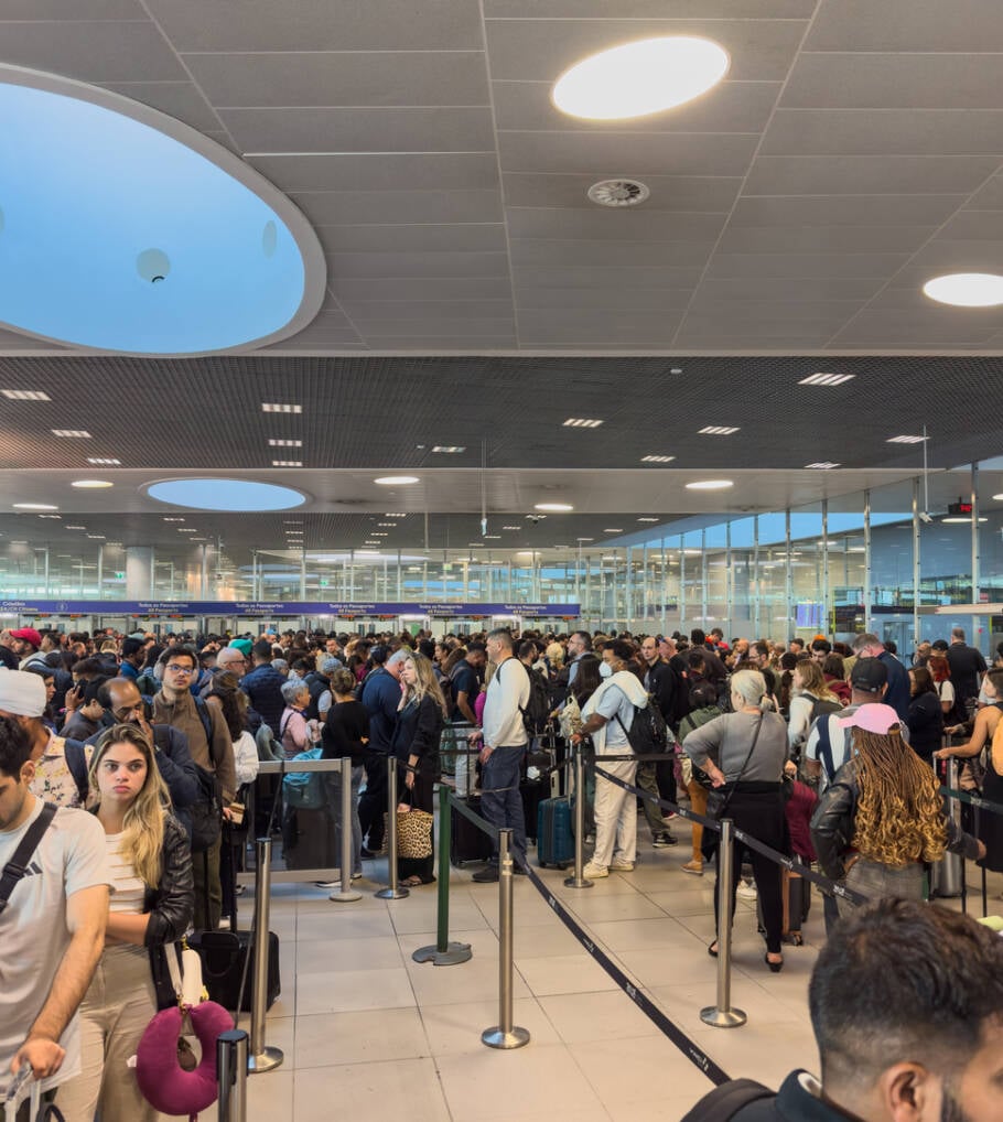 Fila para controle de passaportes no Aeroporto Humberto Delgado, em Lisboa