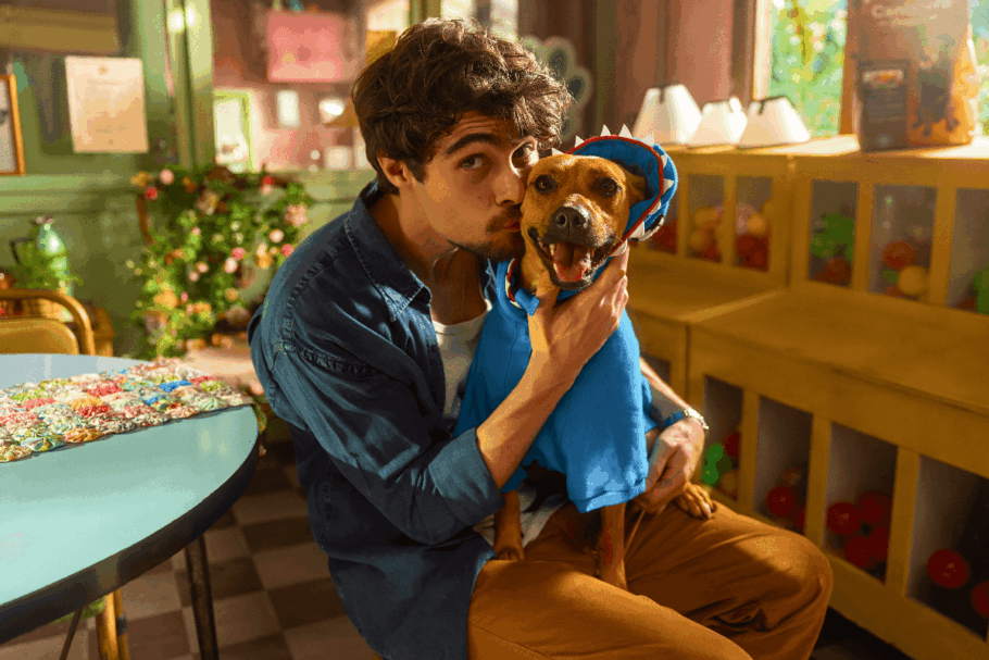 Em “Caramelo”, Pedro descobre com Amendoim a importância da amizade e das pequenas alegrias do dia a dia (Imagem: Reprodução digital | Netflix)