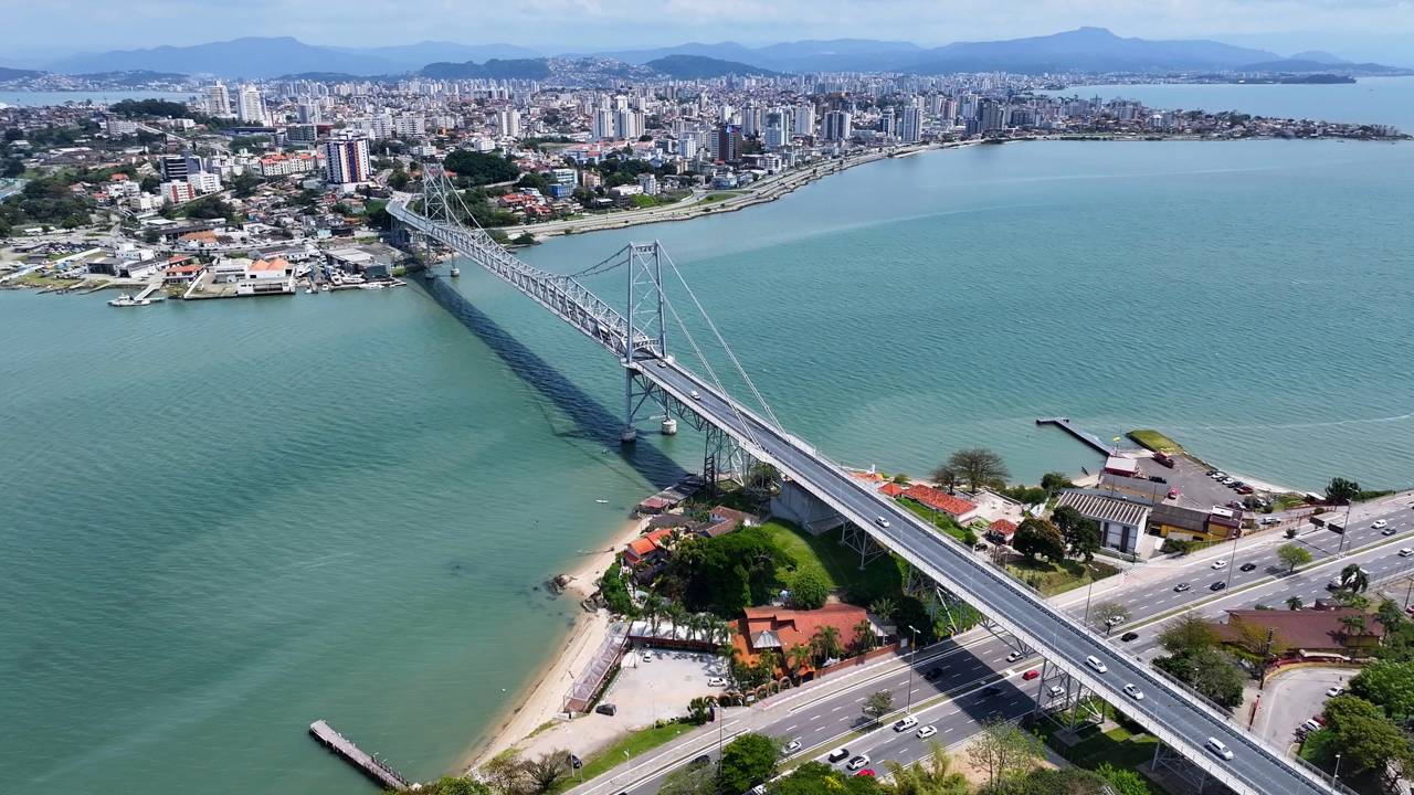 Florianópolis está situada no litoral sul do Brasil, a cerca de 680 km de São Paulo e 1.150 km de Brasília – Créditos: (depositphotos.com / Cristian_Lourenco)