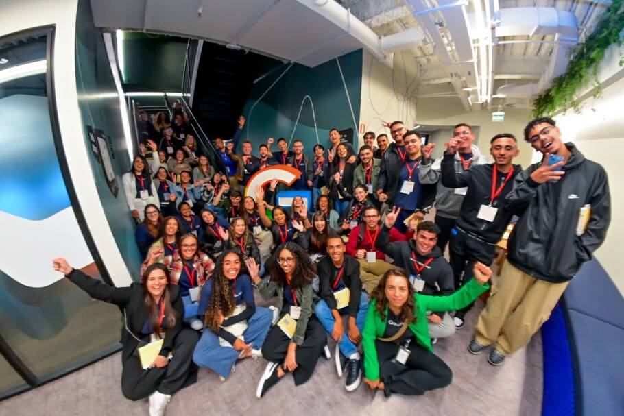 Jovens do Instituto Atravessando a Ponte em visita pedagógica no Google