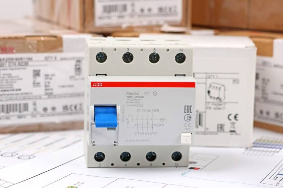 O IDR desliga automaticamente o fornecimento de energia ao detectar correntes de fuga que coloquem em perigo a saúde humana (Imagem: nelikdulatov | Shutterstock)