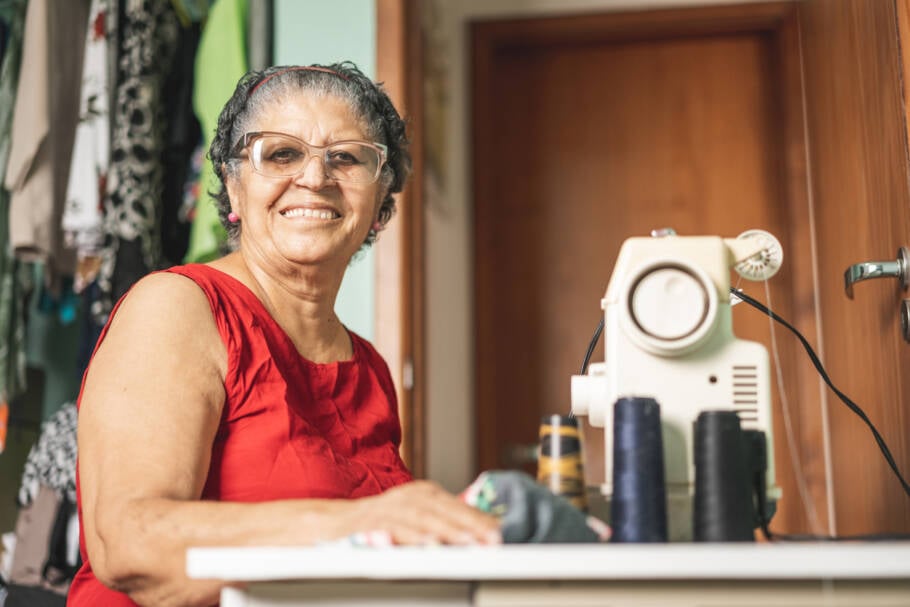 Atividade integra a ação global “Dia de ensinar o mundo a costurar”, com 120 vagas limitadas, influenciadoras convidadas e inscrições prévias