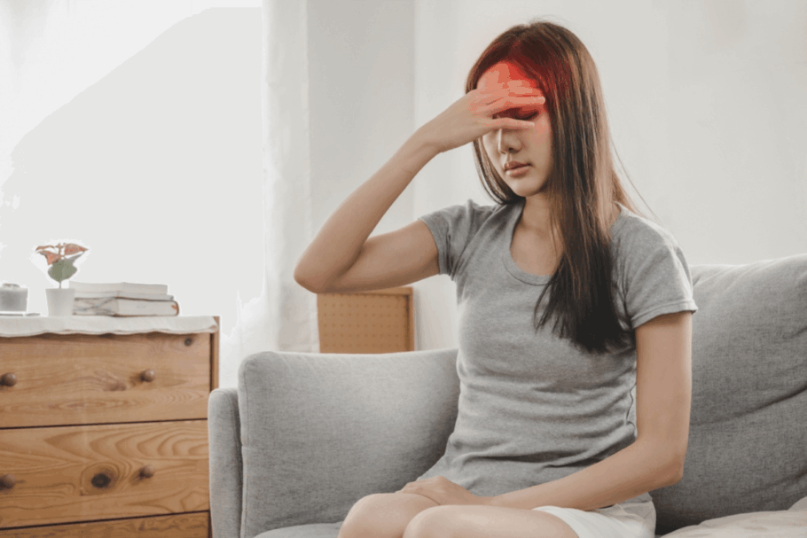 Febre de início súbito e dor de cabeça podem ser sintomas de meningite (Imagem: giggsy25 | Shutterstock)