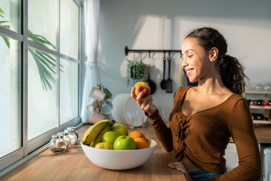 O ideal é separar as frutas entre as maduras e as verdes (Imagem: Hananeko_Studio | Shutterstock)