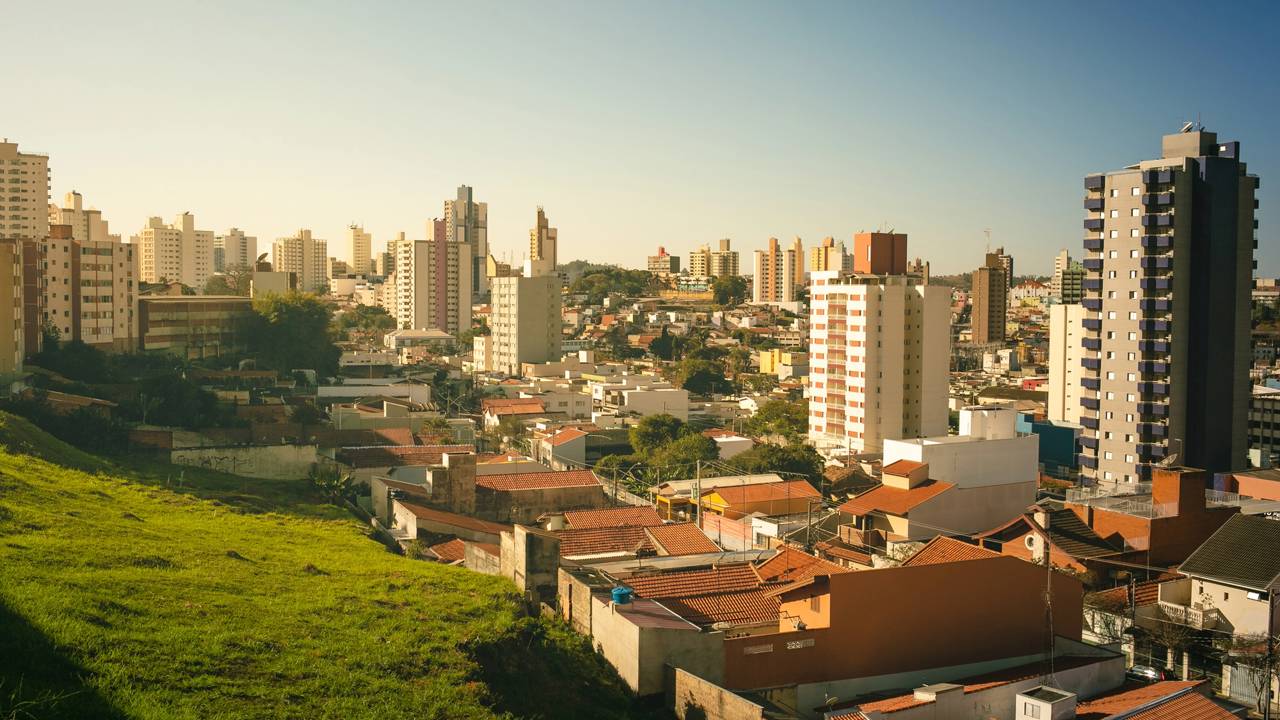 A cidade ocupa posições elevadas em rankings nacionais de bem-estar urbano – Créditos: (depositphotos.com / jjfotos.hotmail.com)