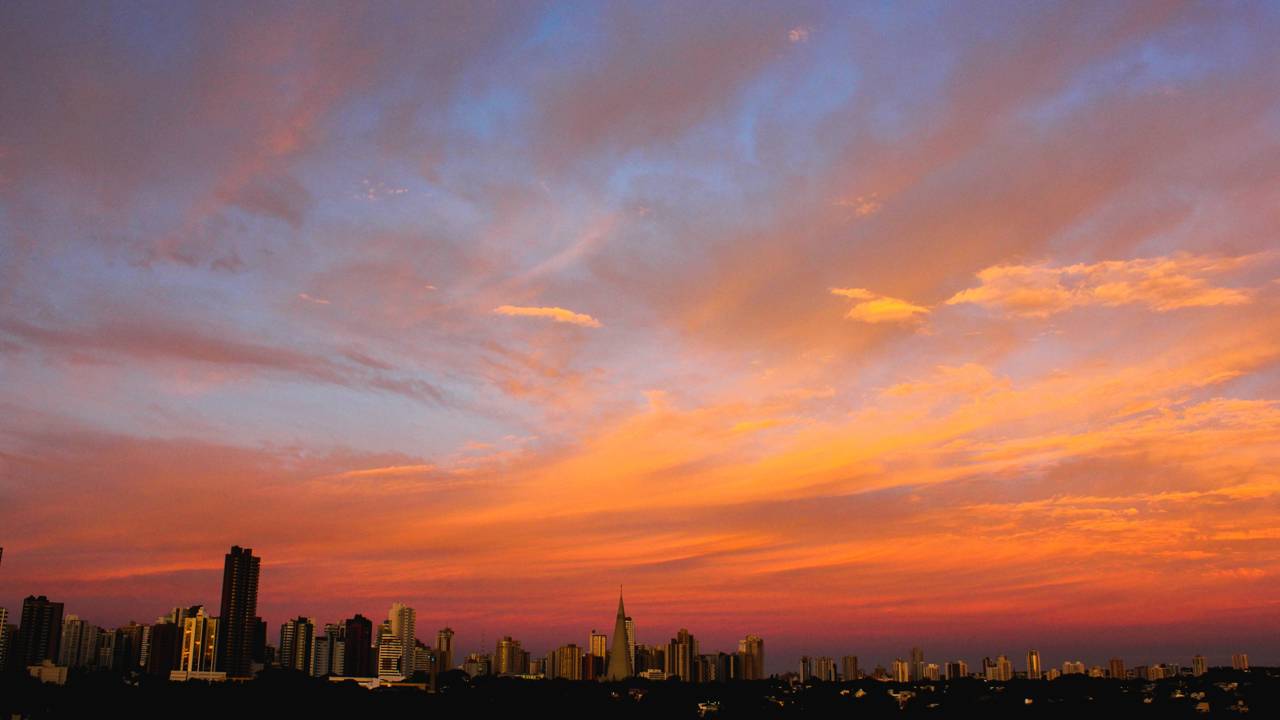 Conhecida como Cidade Canção, Maringá nasceu planejada em 1947 e hoje é referência em arborização urbana – Créditos: (depositphotos.com / icasavechia)