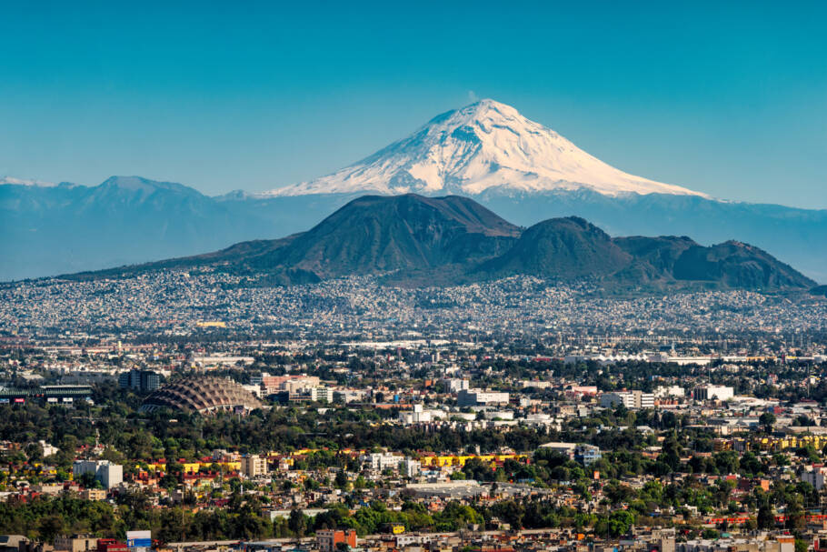 Vista da Cidade do México com o vulcão Popocatepetl ao fundo