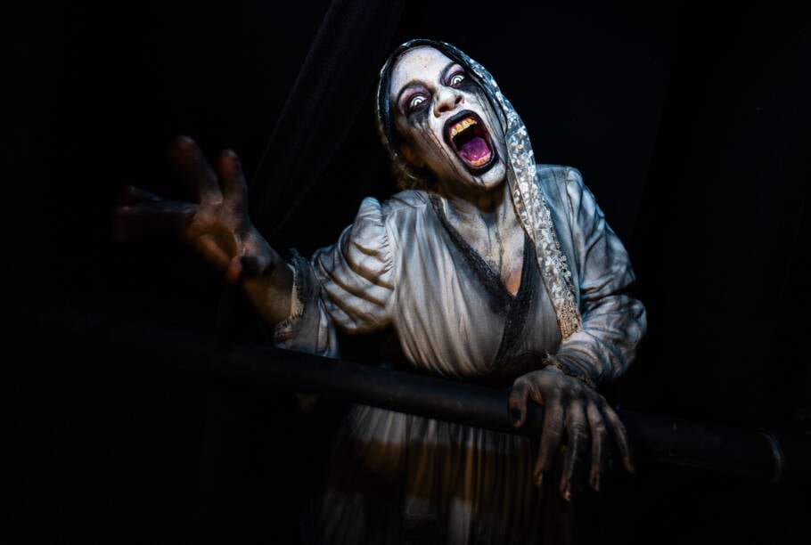 No Halloween Horror Nights 2025 também há espaço para lenda urbana latino-americana