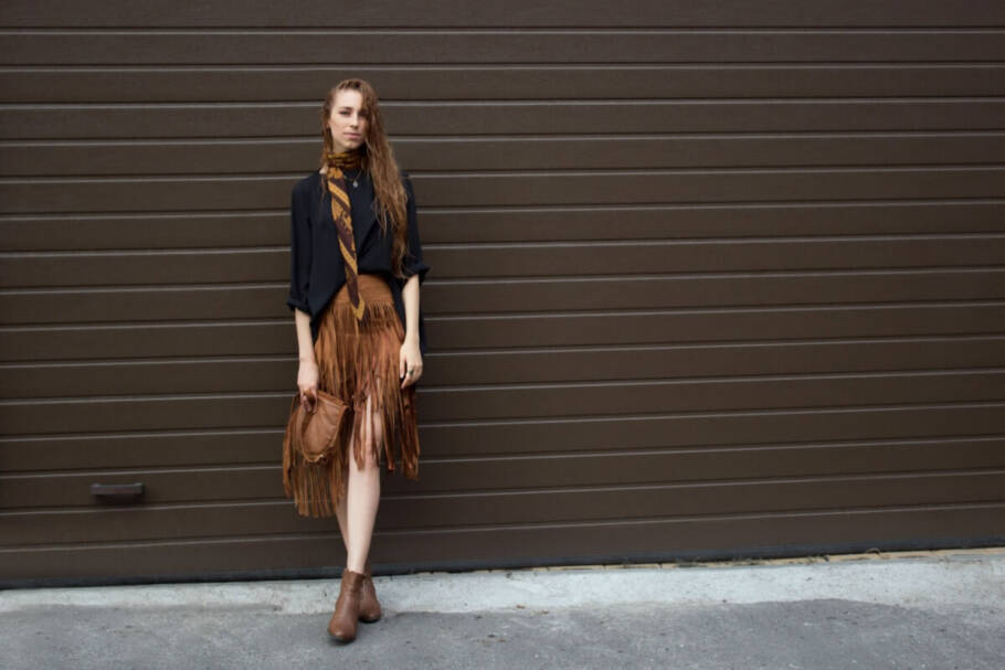 As franjas em saias e camisas prometem ganhar espaço no verão brasileiro (Imagem: Oleksii Dubrovskyi | Shutterstock)