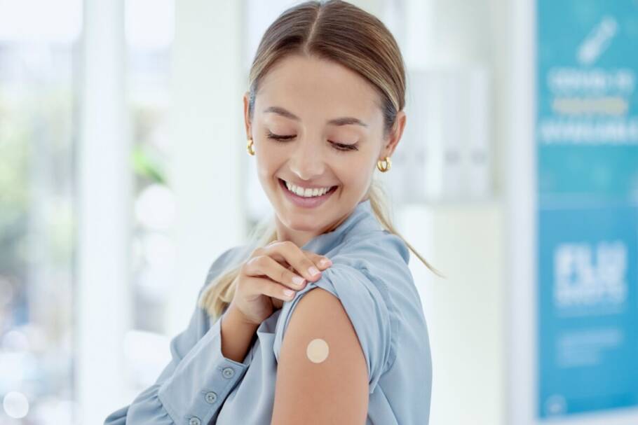 Adultos também precisam se vacinar para evitar gripes, pneumonia, hepatites e outras doenças (Imagem: PeopleImages.com – Yuri A | Shutterstock)