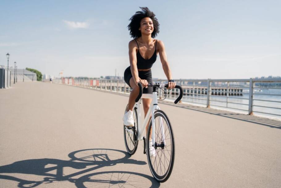 Andar de bicicleta ajuda a reduzir as dores no joelho (Imagem: muse studio | Shutterstock)
