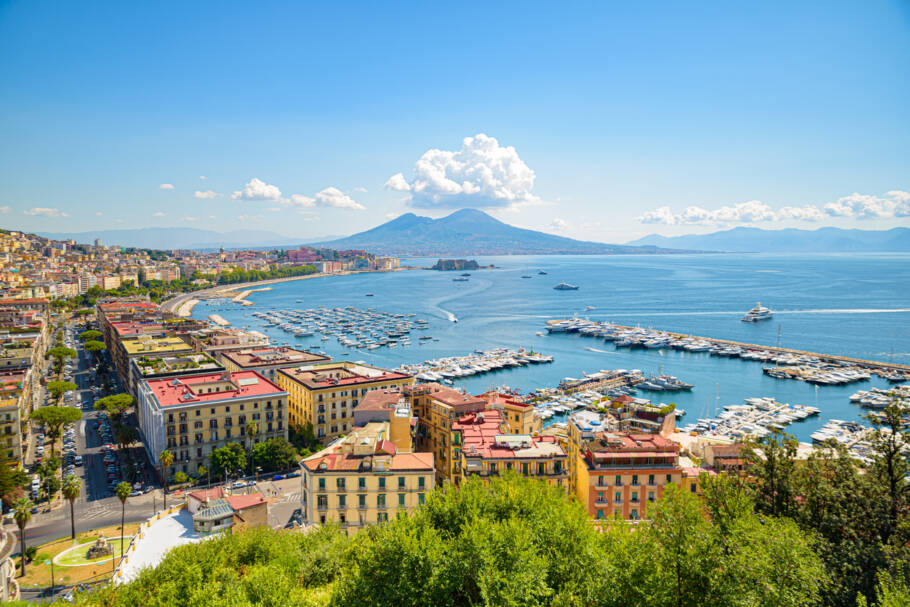 Vista do Golfo de Nápoles da Colina de Posillipo com o Monte Vesúvio ao fundo