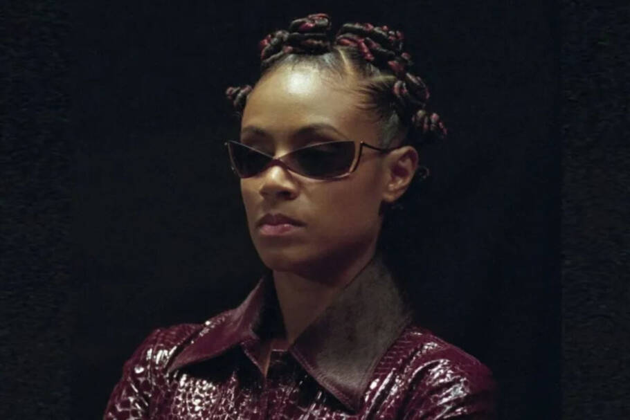 O penteado de Niobe é ousado e destaca o visual (Imagem: Reprodução digital | Warner Bros. Pictures e Warner Bros. Entertainment)