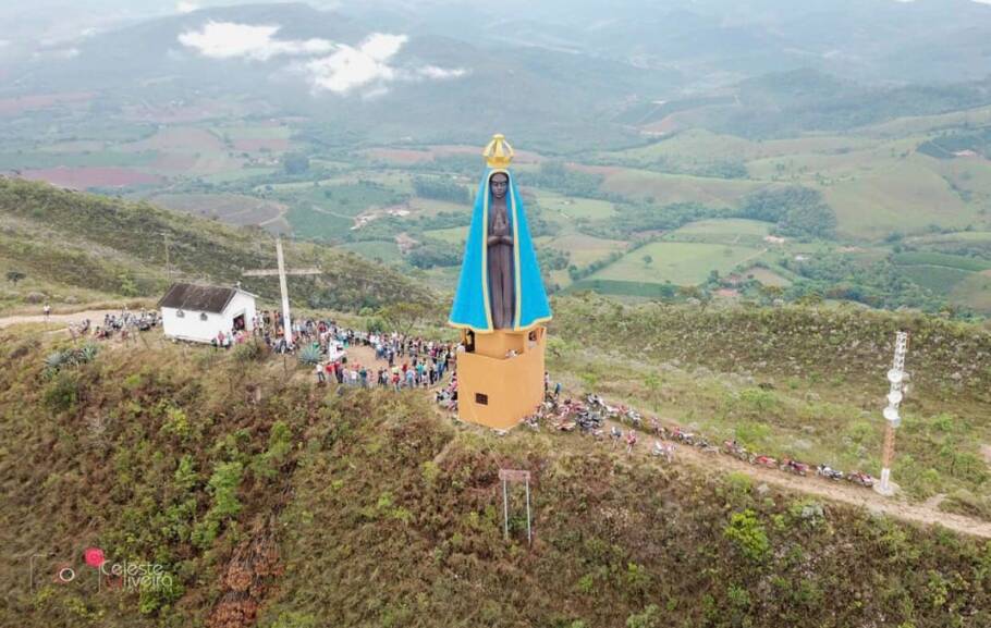 A enorme estátua de Nossa Senhora Aparecida, que fica no alto da Serra do Serrote