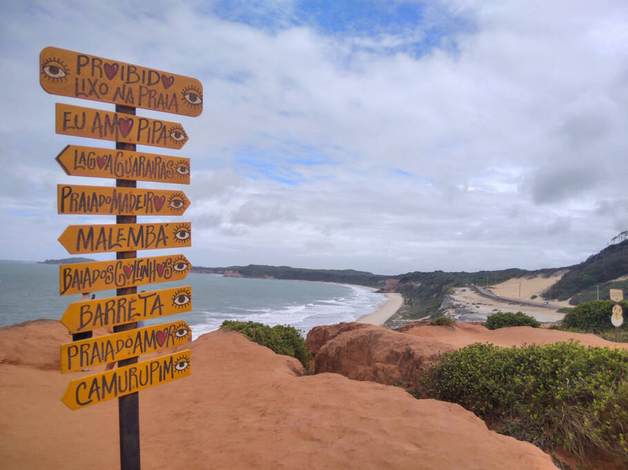 Tourist visitation site. Ideal to contemplate with a single view of a high point of the region. It has signs that list other beaches in the region and their direction.