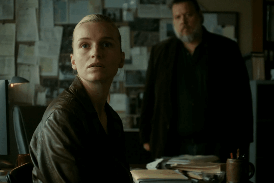 Em “A agente”, a cadete da polícia dinamarquesa Tea se vê dividida entre o dever e a empatia durante uma missão infiltrada (Imagem: Reprodução digital | Netflix)