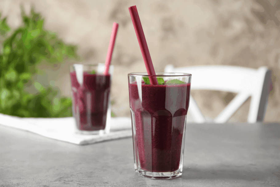O smoothie de açaí é uma boa opção para quem treina ao ar livre e busca refrescância (Imagem: Africa Studio | Shutterstock)