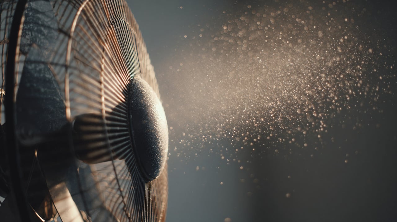 O ar contém partículas microscópicas de poeira, fibras e resíduos que ficam em suspensão