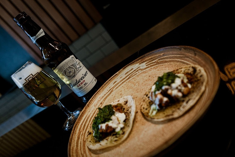 Taco de Chili com Carne e Coalhada harmonizado com Budweiser Zero