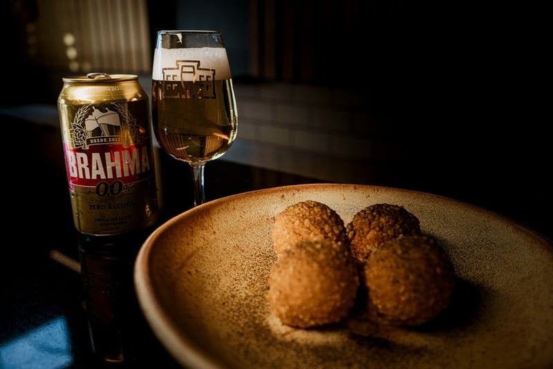 Bolinho de Macaxeira Pubada harmonizado com Brahma 0,0%