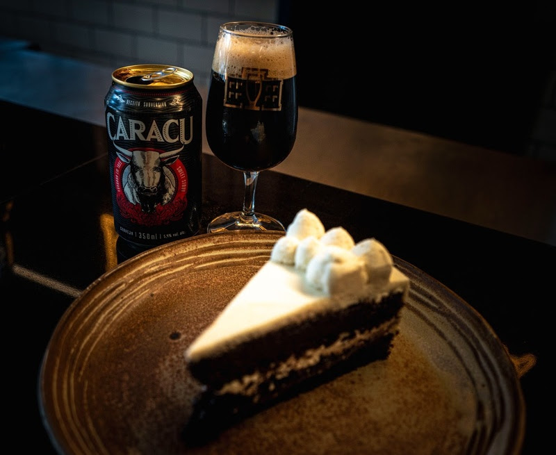 Bolo Floresta Negra, com Geleia de Jabuticaba e Cobertura Namelaka