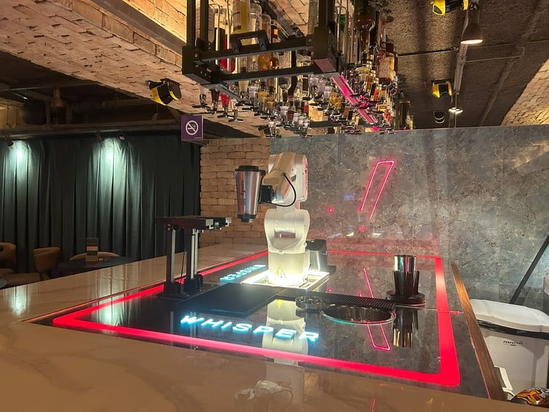 Único no Brasil, robô bartender foi adaptado da indústria automotiva e sistema operacional exclusivo