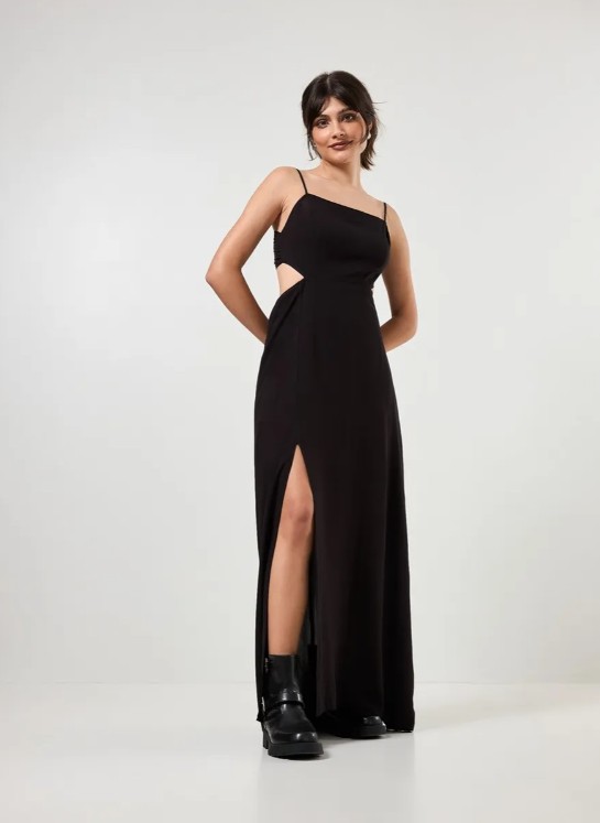 O vestido preto longo com fenda lateral custa R$119,90 na promoção