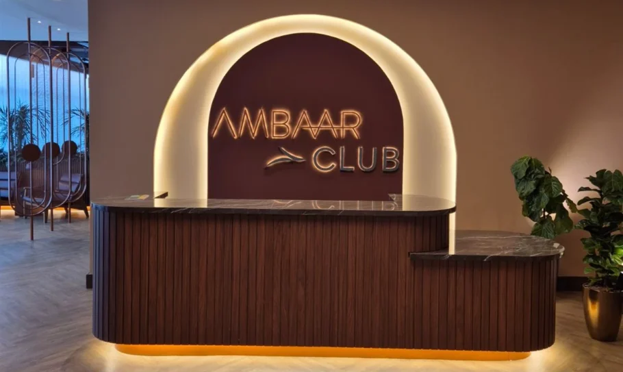 Lounge tem 1.100 m² e diferenciais como cabines privativas, espaço kids e ambientação aconchegante inspirada em São Paulo