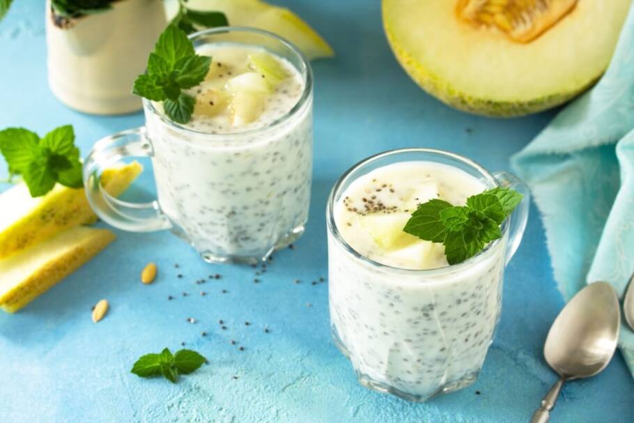 Vitamina de melão e pera com chia e hortelã (Imagem: Elena Hramova | Shutterstock)