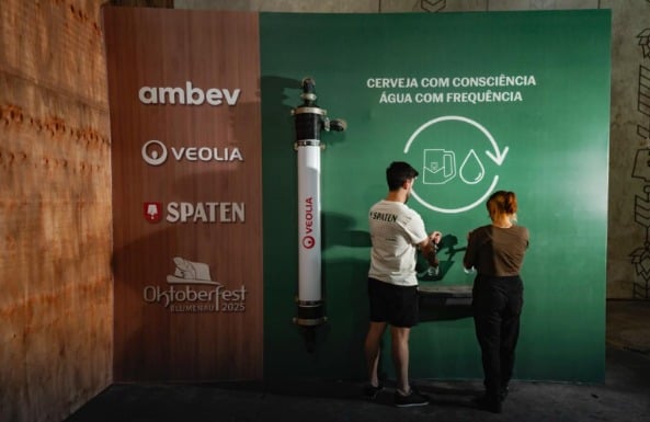 Pontos de água ultrafiltrada estão disponíveis nos pavilhões da Oktoberfest Blumenau