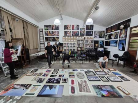 Obras expostas serão vendidas e valor arrecadado será revertido à livraria e editora.