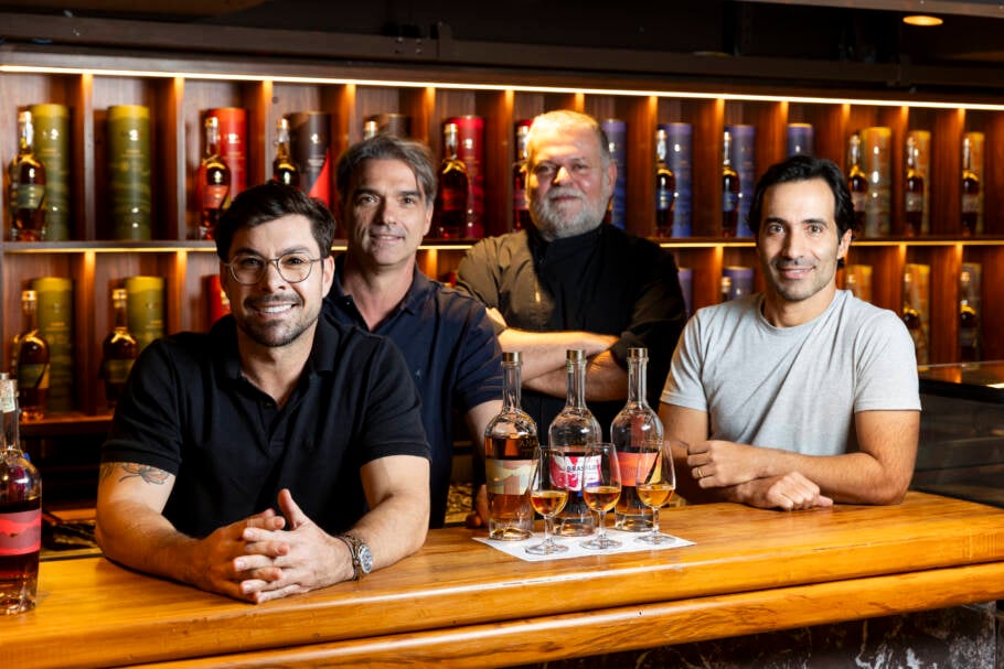 Os sócios Vando, Alexei e Fabiano. Ao fundo, o chef Mário Versiani