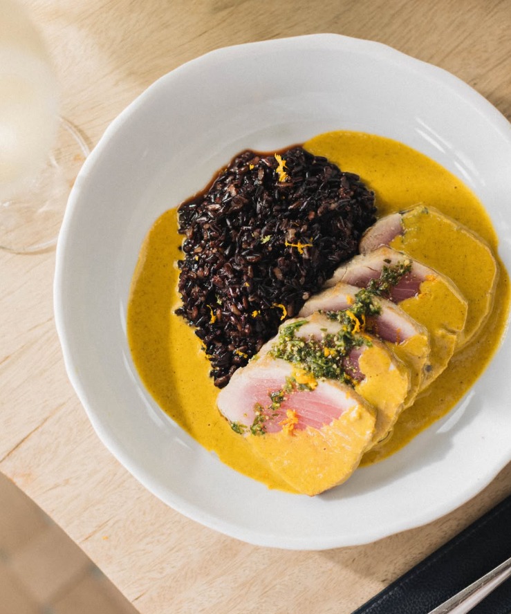 Atum com arroz negro do restaurante Mirante do Boldró