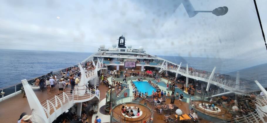 Piscina central do MSC Preziosa, local que será montando o palco dos cruzeiros temáticos