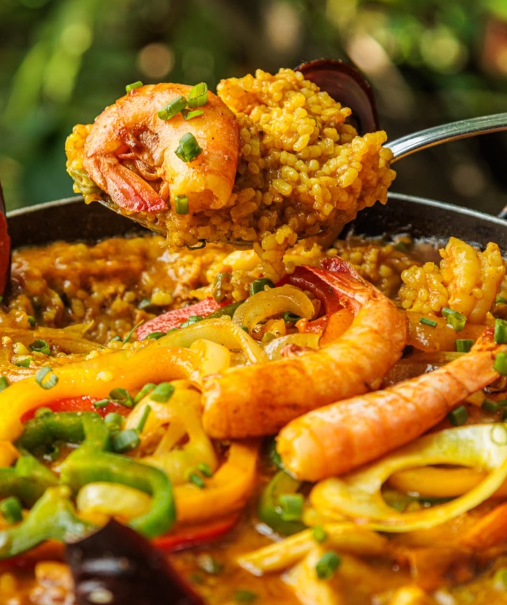 Paella de frutos do mar é um dos pratos de destaque do Varanda Noronha