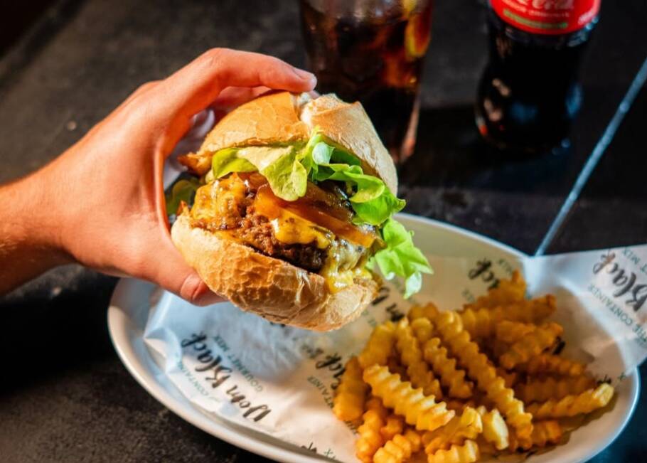 Hambúrguer com fritas é um dos clássicos do Dom Black