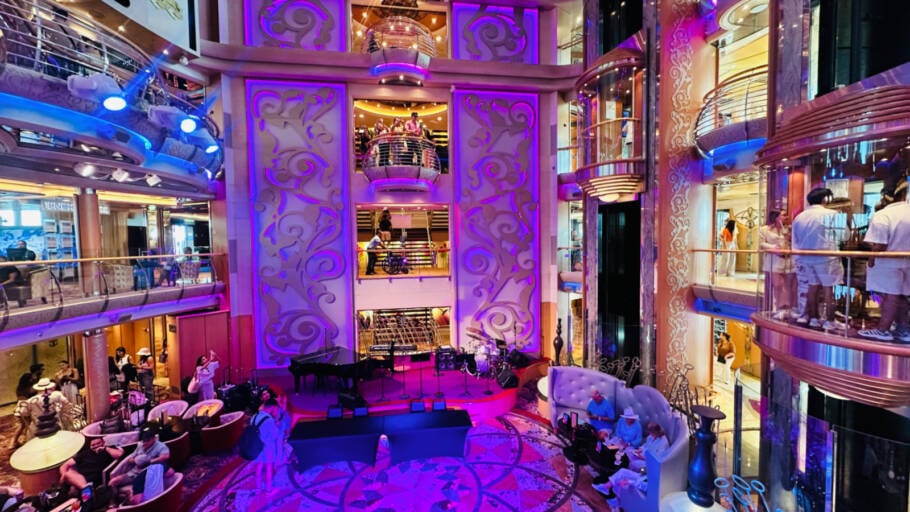 Elevadores panorâmicos circulam entre os decks