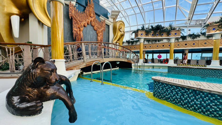 Solarium só para adultos tem piscinas com música baixa e bares tranquilos