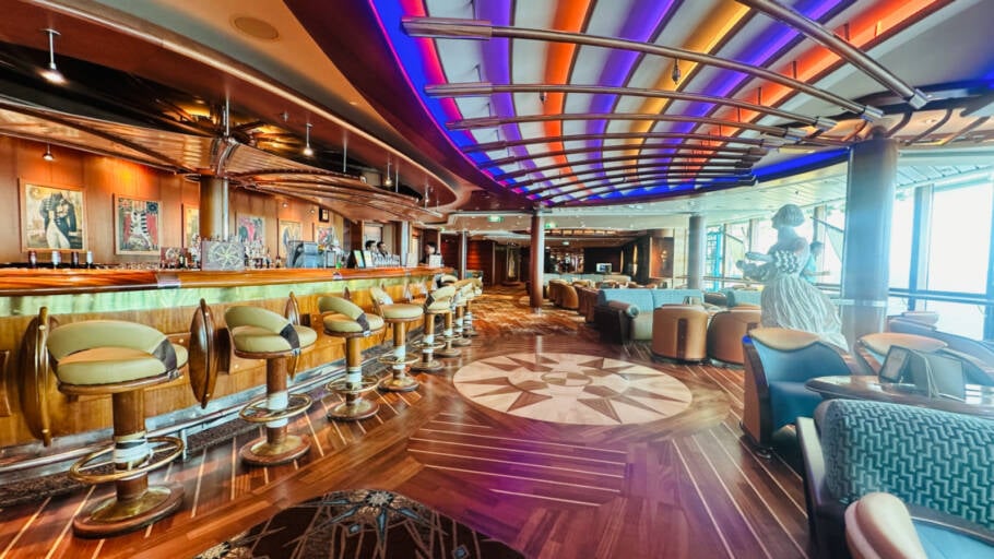 Schooner Bar tem piano ao vivo e drinks artesanais