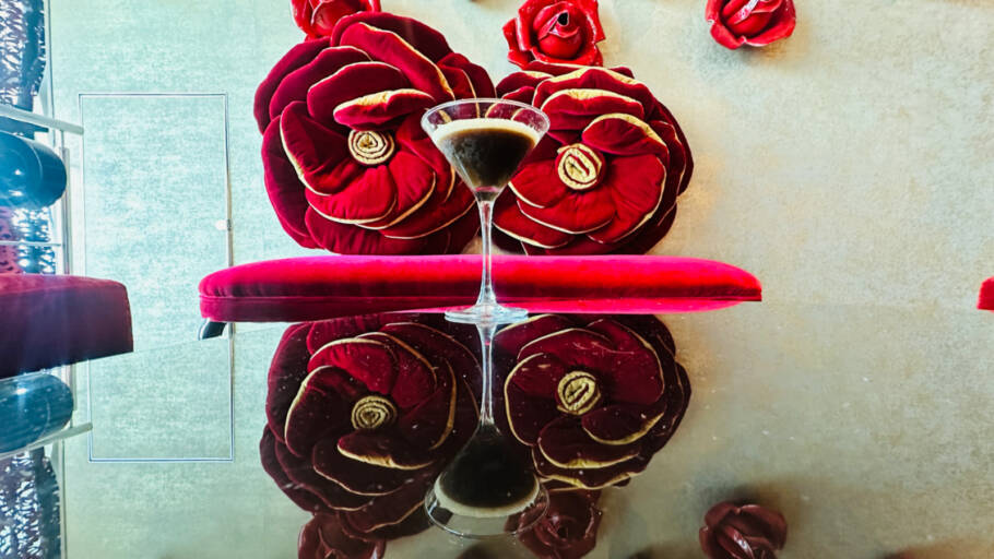 Uma das mesas do bar Vintage do Serenade of the Seas, que serve drinks clássicos, como o espresso martini