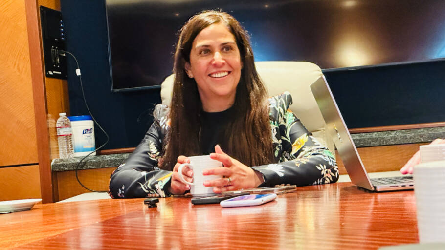 Itzel Valdés, vice-presidente associada da Royal Caribbean para América Latina e Caribe, comemora o lançamento do cruzeiro pensado no público latino