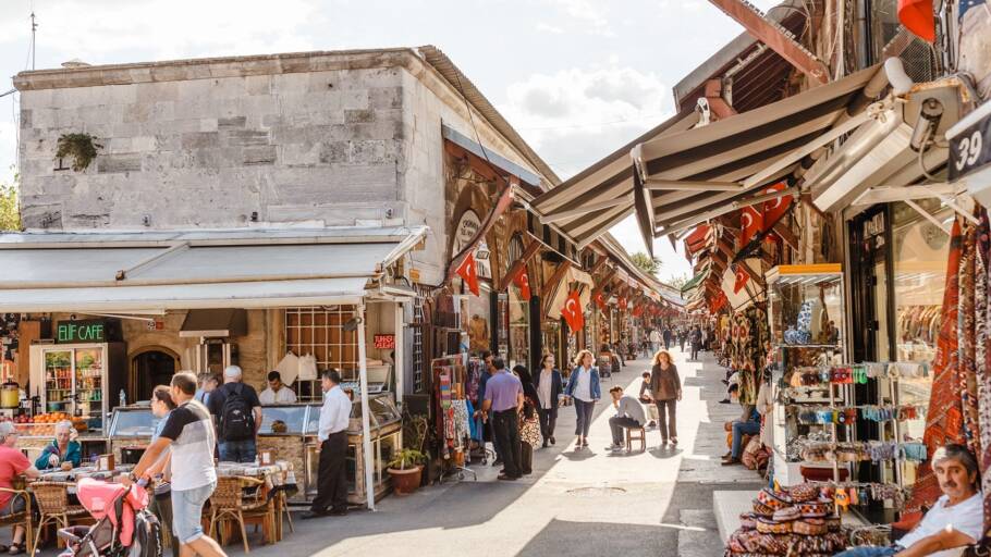 Arasta Bazaar é ao ar livre e fica próximo à Mesquita Azul