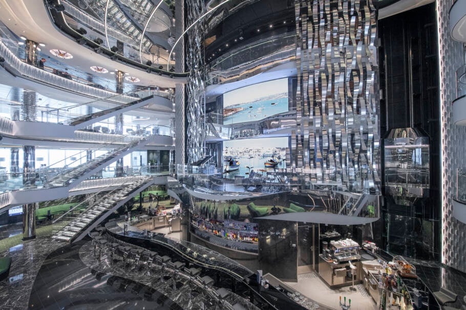 O belíssimo Atrium do MSC Seaview, maior navio da temporada de cruzeiros no Brasil