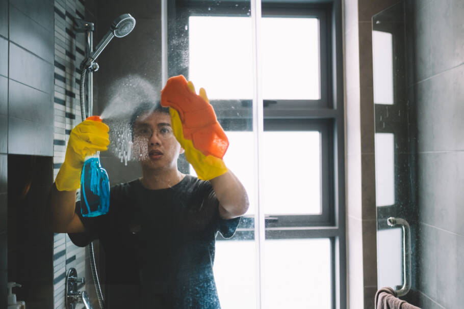 Solução mistura três ingredientes simples para deixar o box do banheiro brilhando