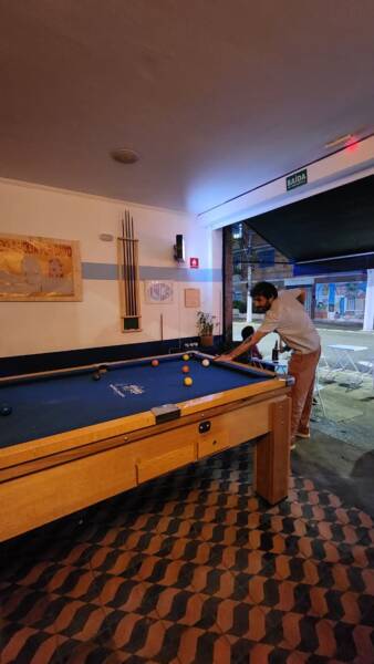 Uma sinuquinha, um drink e um petisco. Não diga mais nada