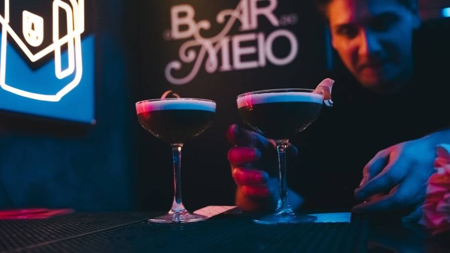 Local une bar de coquetéis e um mini-club